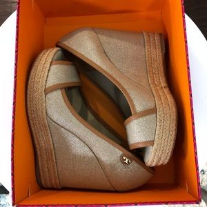 Tory Burch Majorca Wedge (Tan size 7)